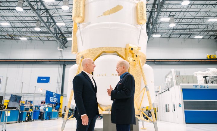 El fundador de Blue Origin, Jeff Bezos, con el jefe de la NASA, Bill Nelson, frente a una maqueta del módulo de aterrizaje lunar Blue Moon.
