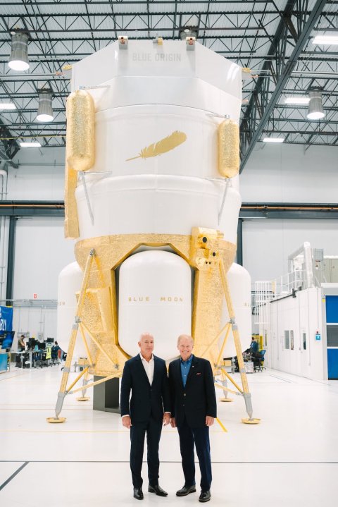 Blue Origin-Gründer Jeff Bezos mit NASA-Chef Bill Nelson vor einem Modell der Mondlandefähre Blue Moon.