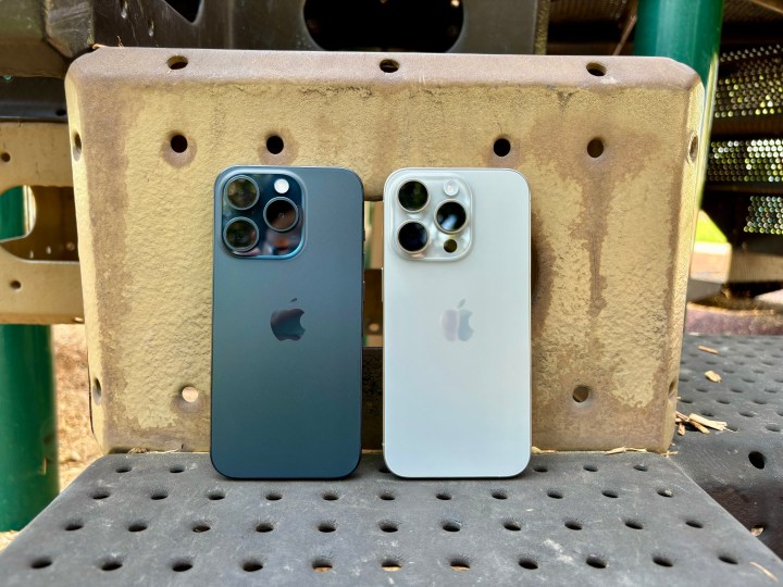 iPhone 15 Pro de titanio azul (izquierda) y titanio natural en un patio de recreo.