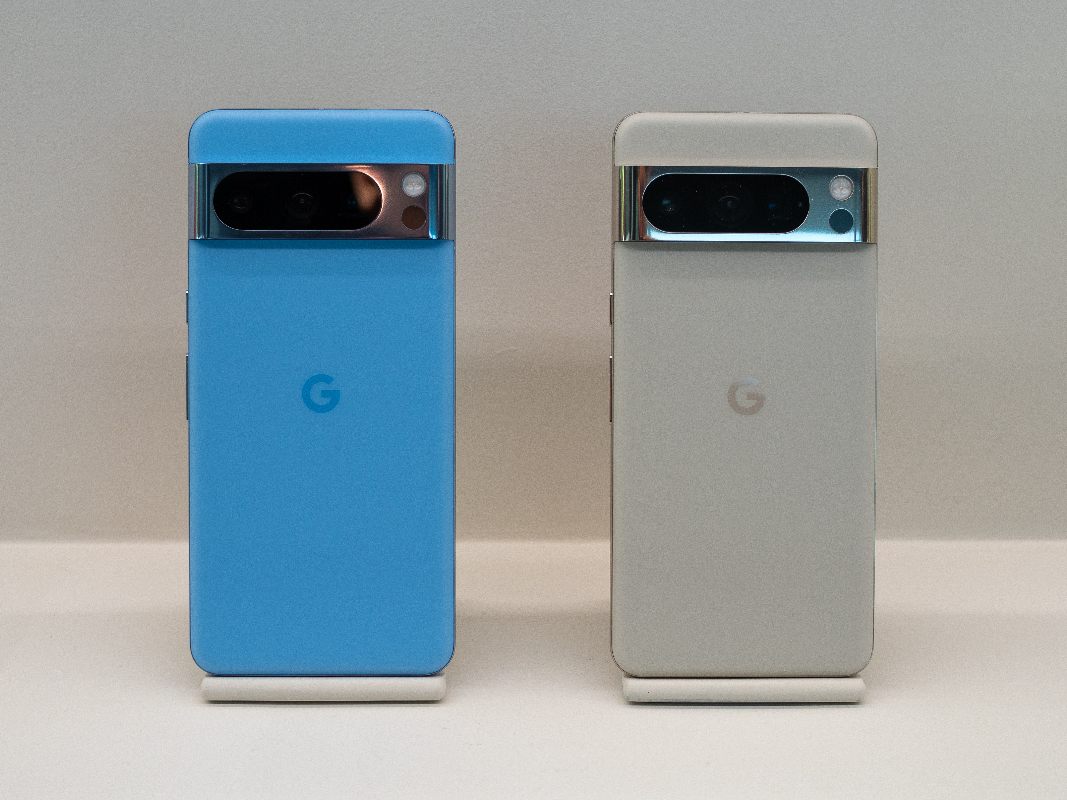 Google Pixel 8 mavi ve beyaz renkte.