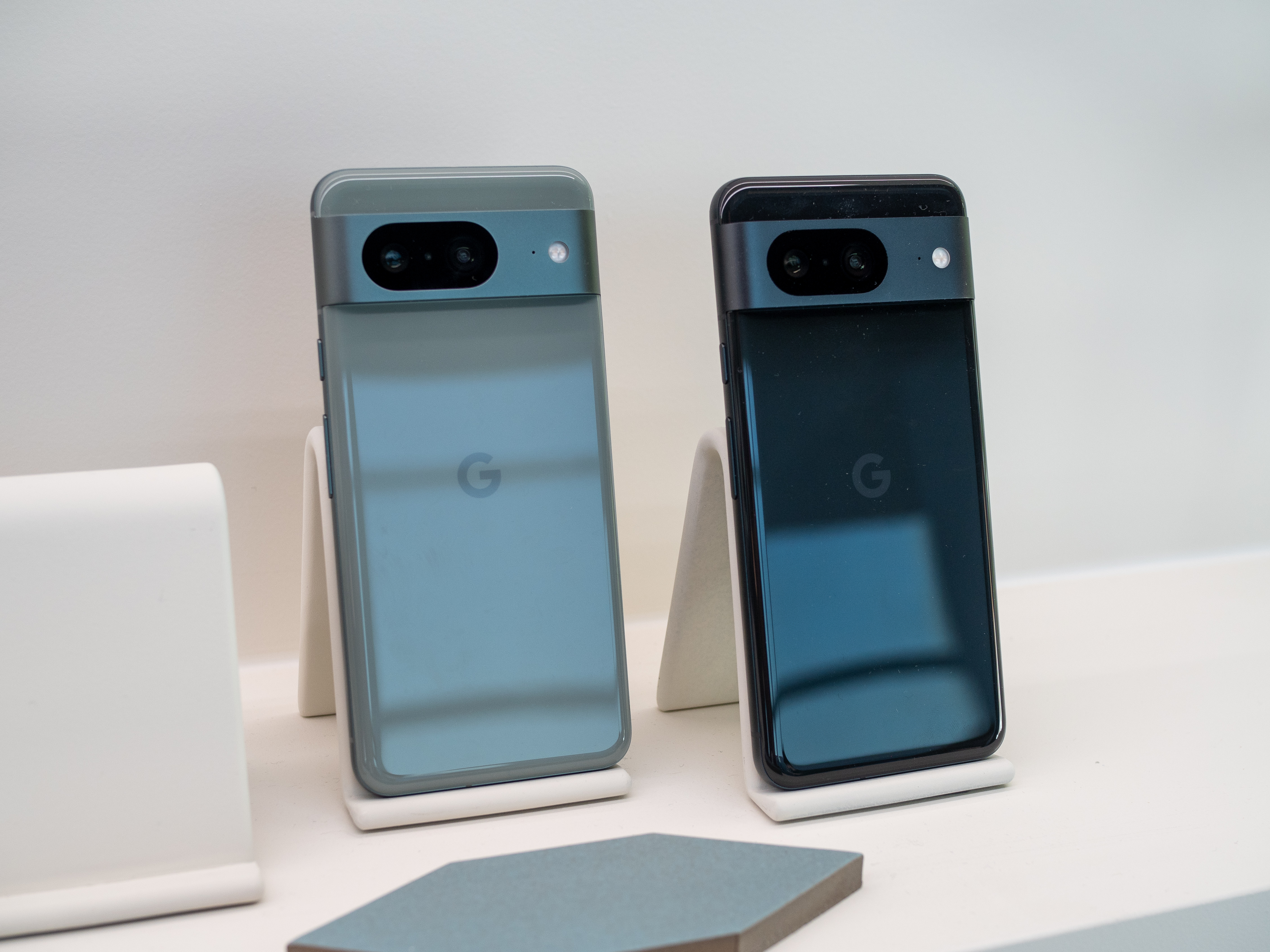 Google Pixel 8 gri ve siyah renkte.