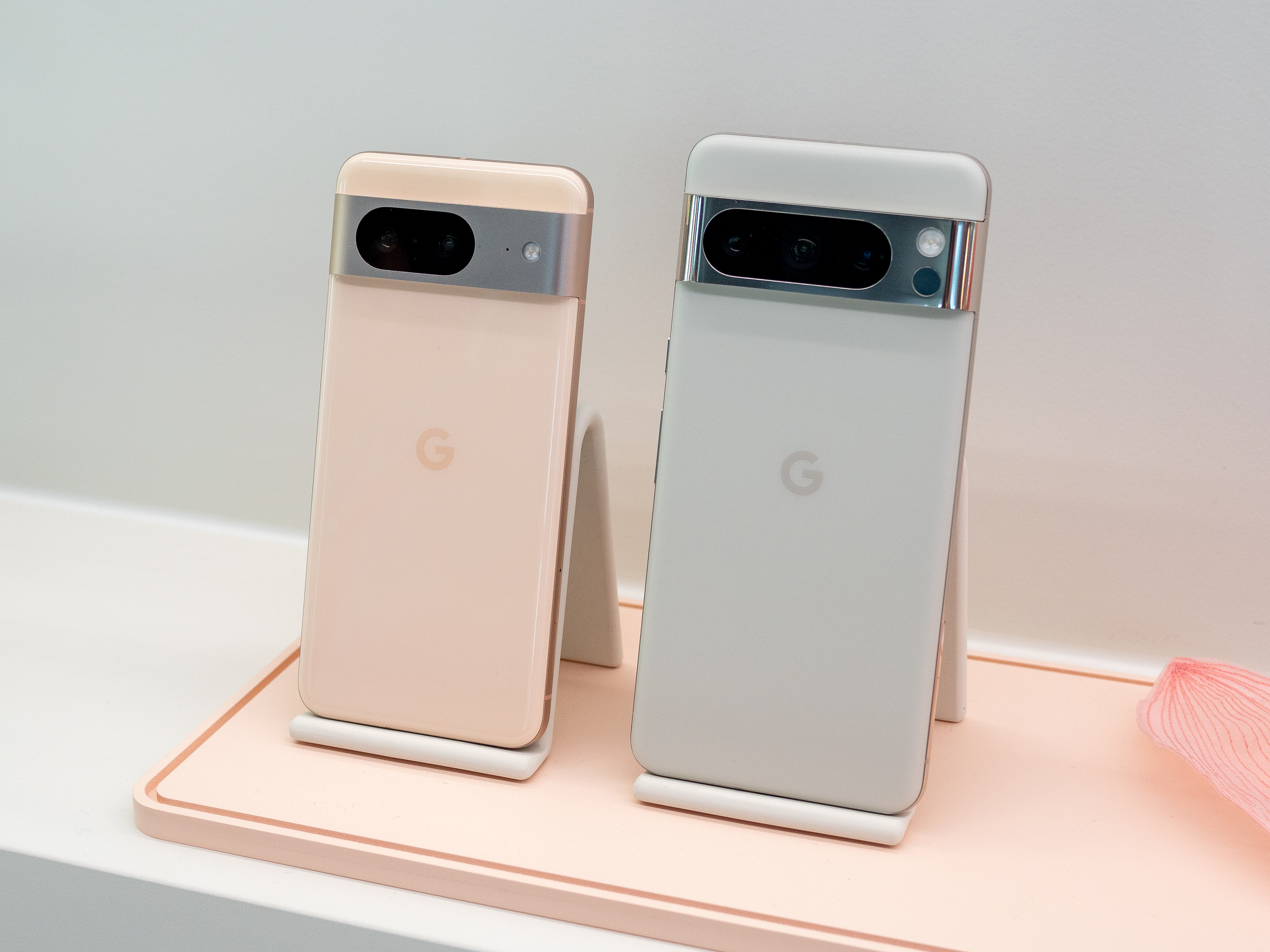 Google Pixel 8 और Pixel 8 Pro गुलाबी और सफेद रंग में।