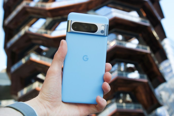 Кто-то держит в руках синий Google Pixel 8 Pro.