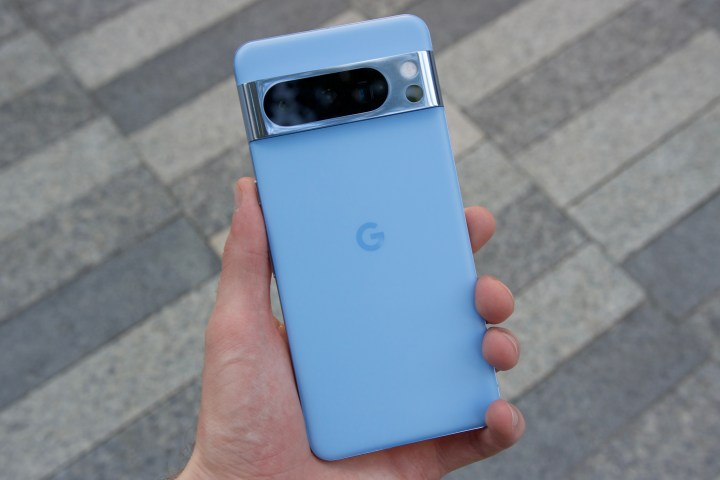 Alguien sosteniendo el Google Pixel 8 Pro azul bayo.