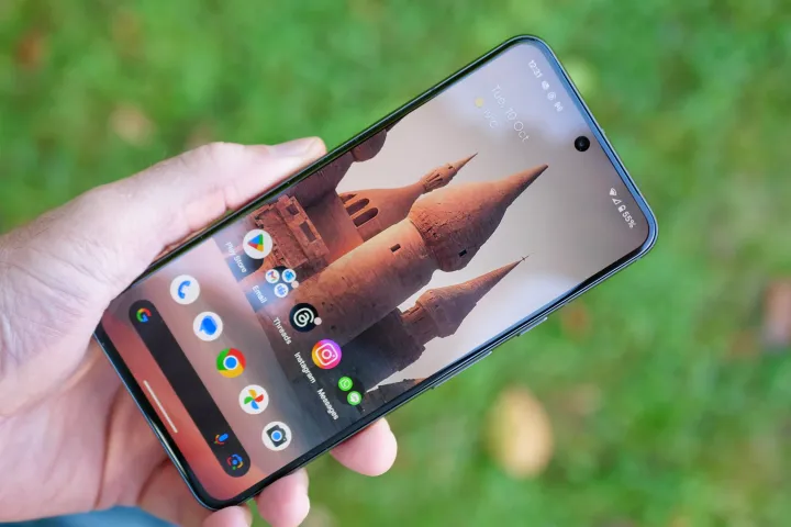 A person holding the Google Pixel 8 showing the screen.