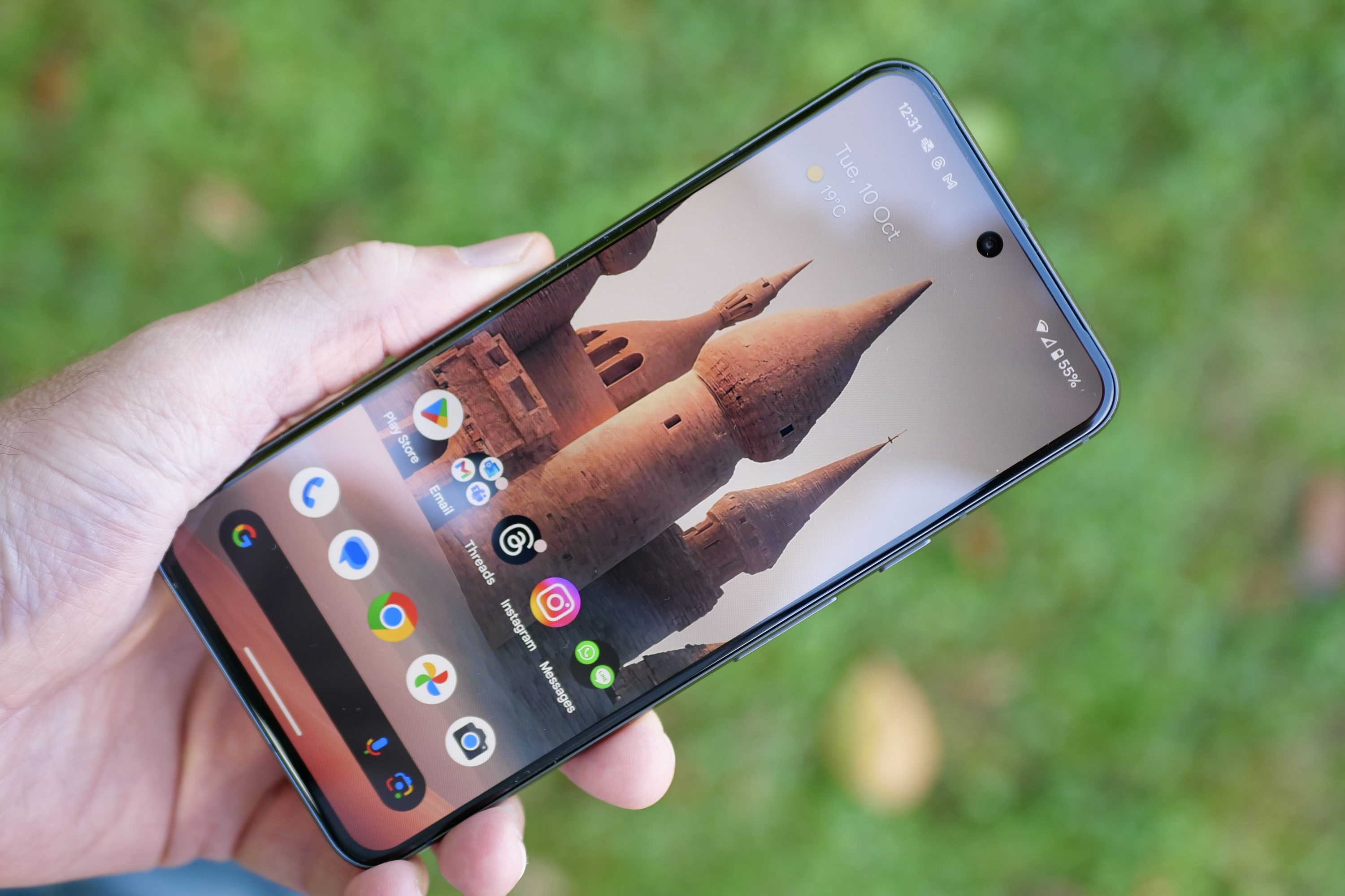 A person holding the Google Pixel 8 showing the screen.