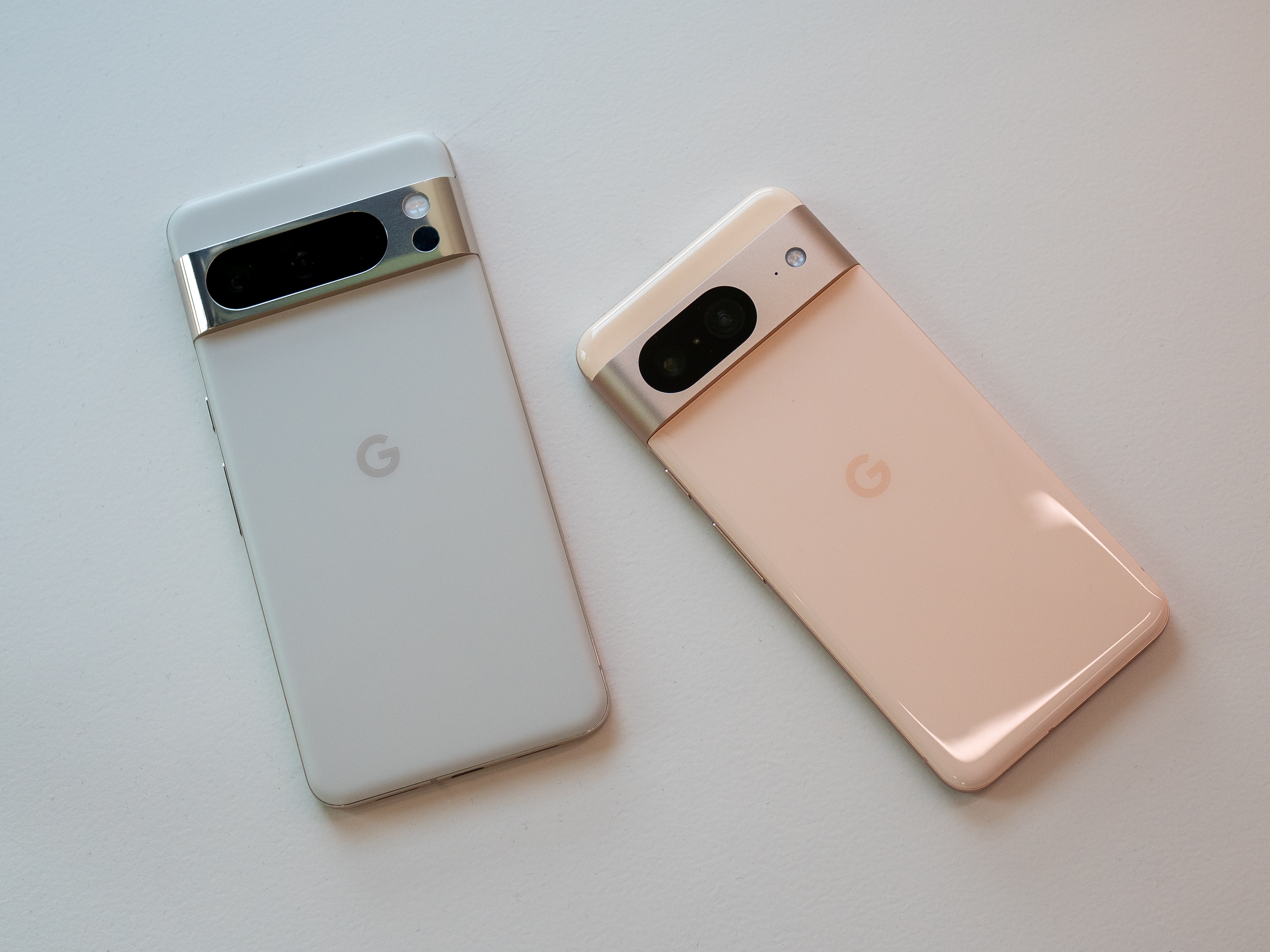 Google Pixel 8 beyaz ve pembe renkte.