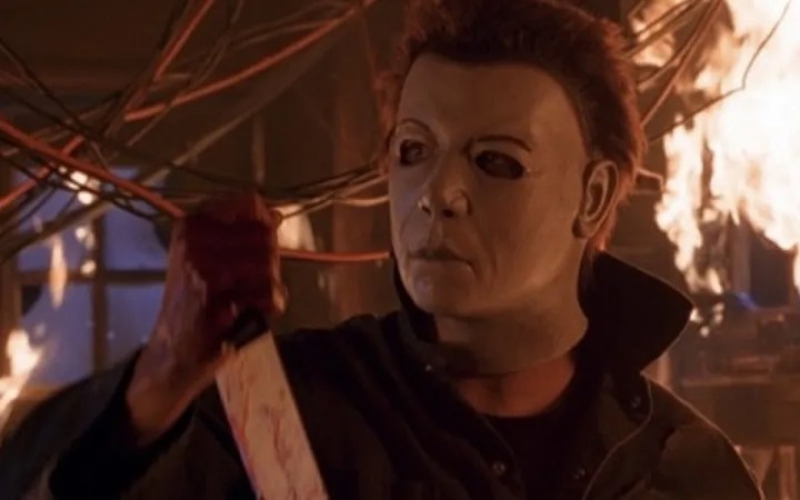 Michael Myers blandiendo un cuchillo en Halloween: Resurrección