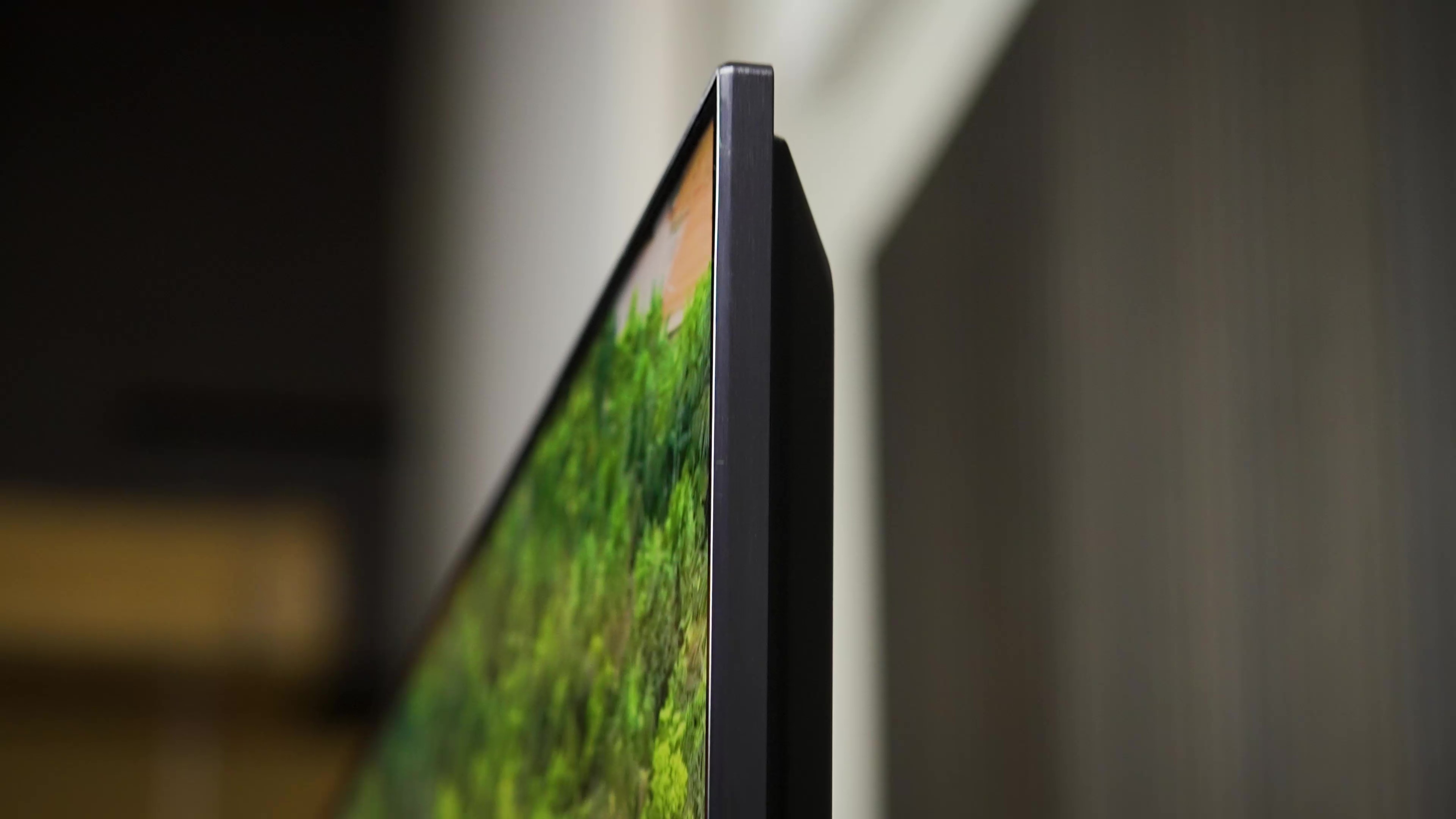 The top right corner of a Hisense U7K showing the thickness and bezel. 