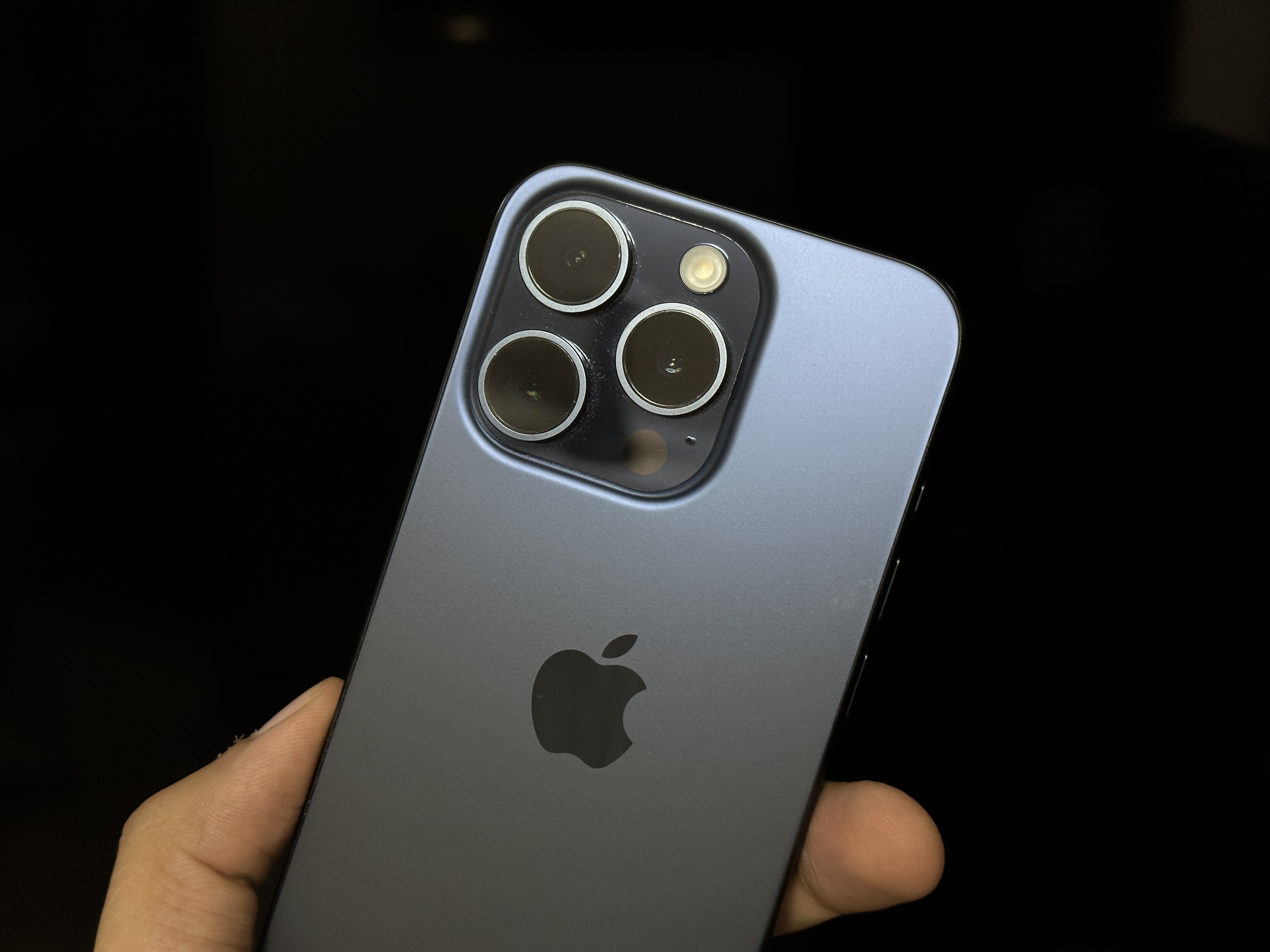 iPhone 15 Pro Kamera merceği