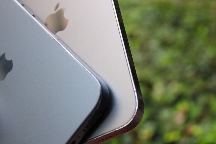 iPhone 15 Pro and iPhone 14 Pro Max edges.
