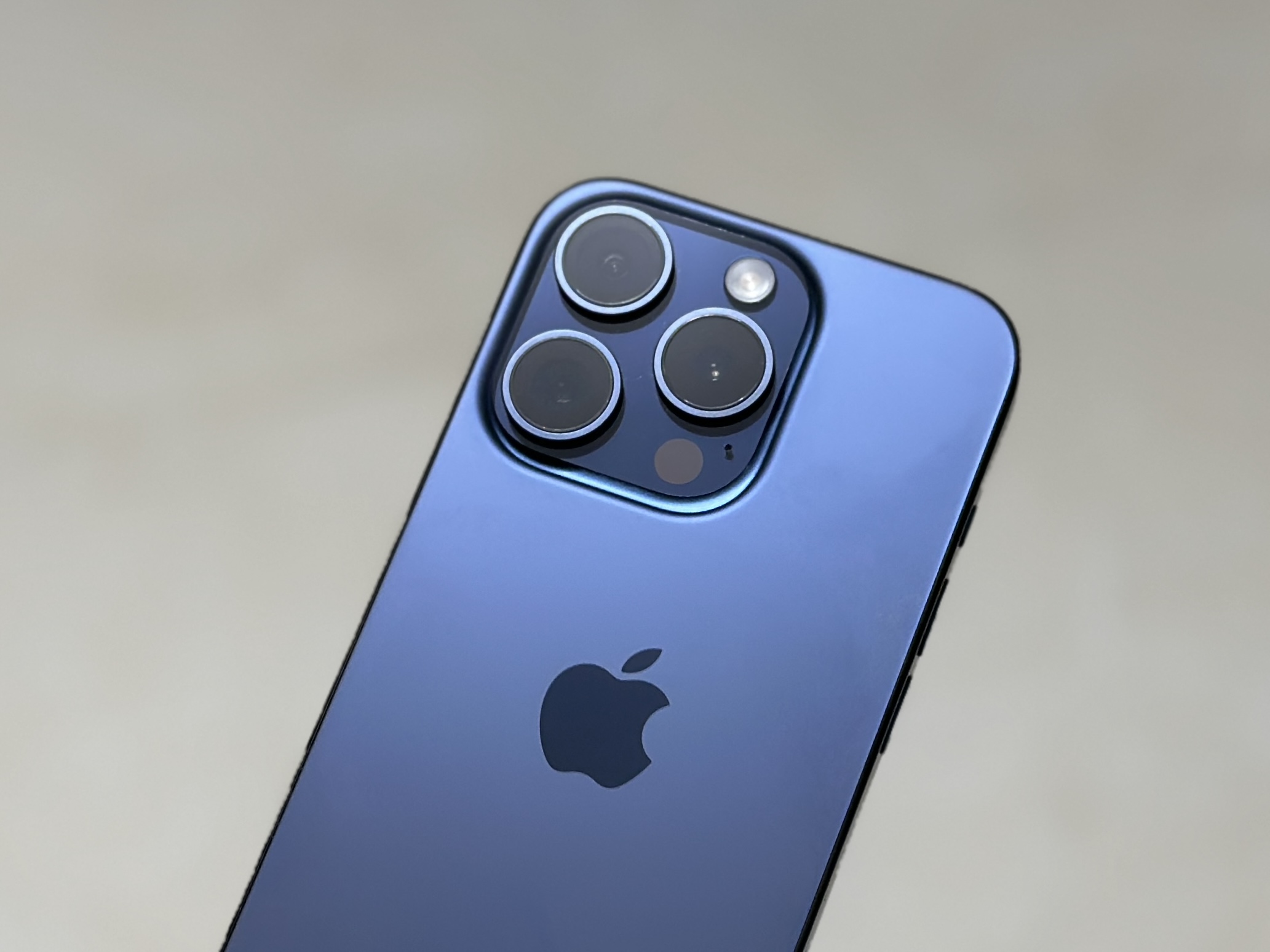 Mavi bir iPhone 15 Pro'nun arkası.