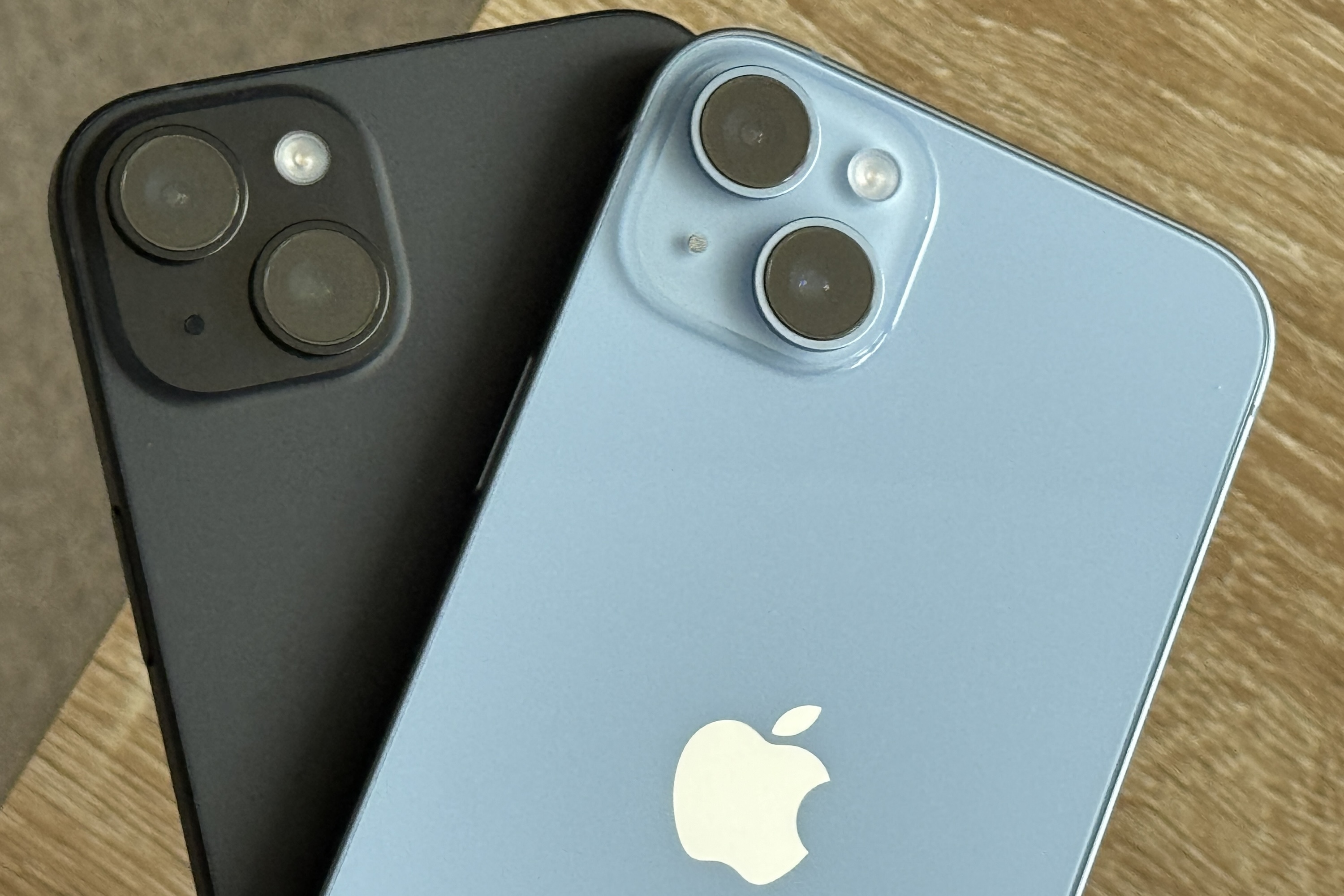 Los módulos de cámara del iPhone 15 Plus y el iPhone 14 Plus de Apple.