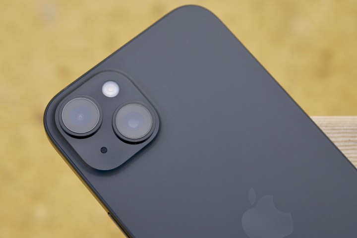 Apple iPhone 15 Plus का कैमरा लेंस।