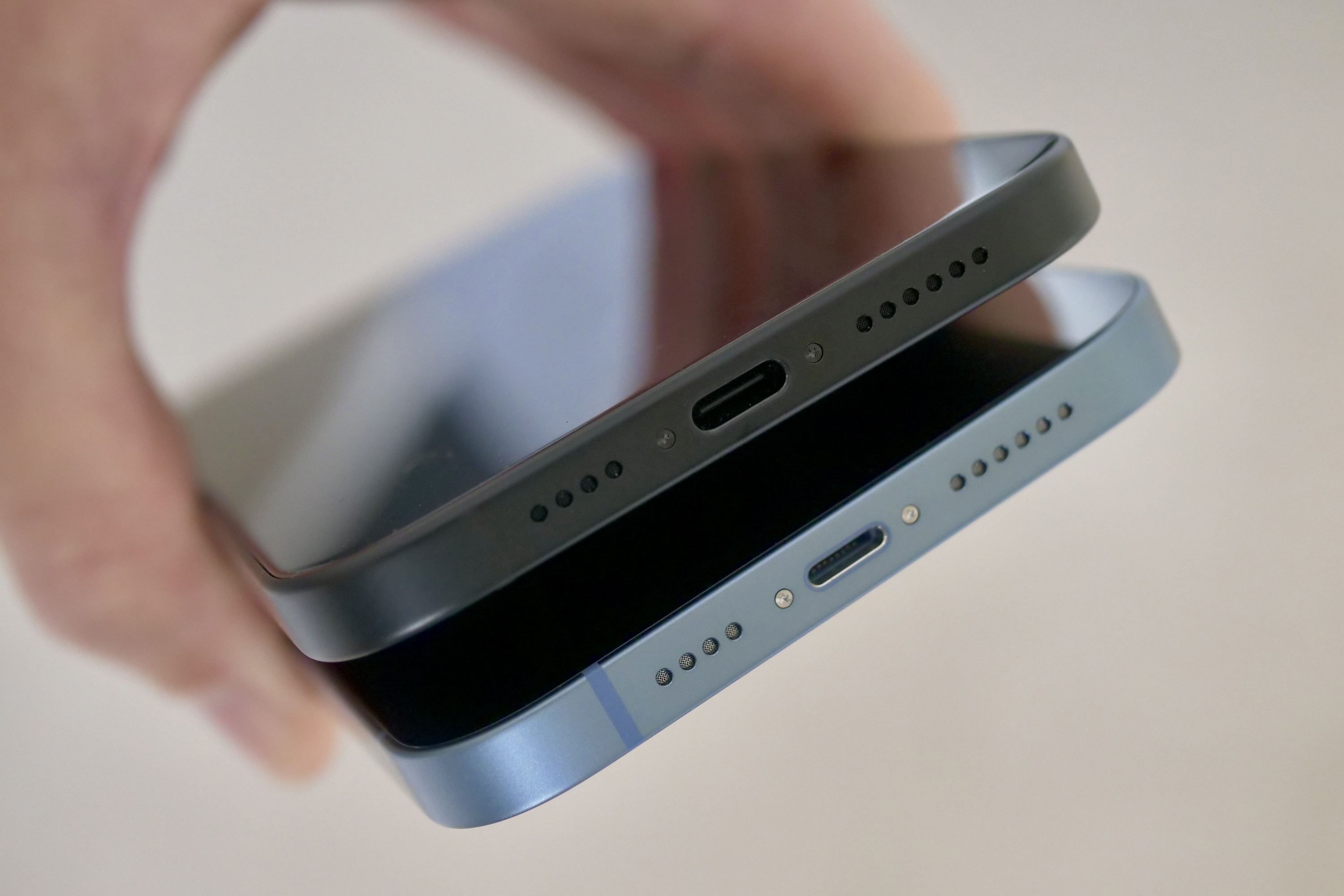 Apple iPhone 15 Plus'ın USB C şarj bağlantı noktası ve iPhone 14 Plus'ın Lightning bağlantı noktası.