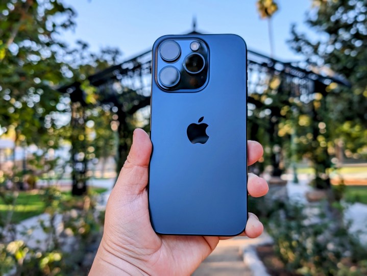 iPhone 15 Pro de titanio azul en la mano.