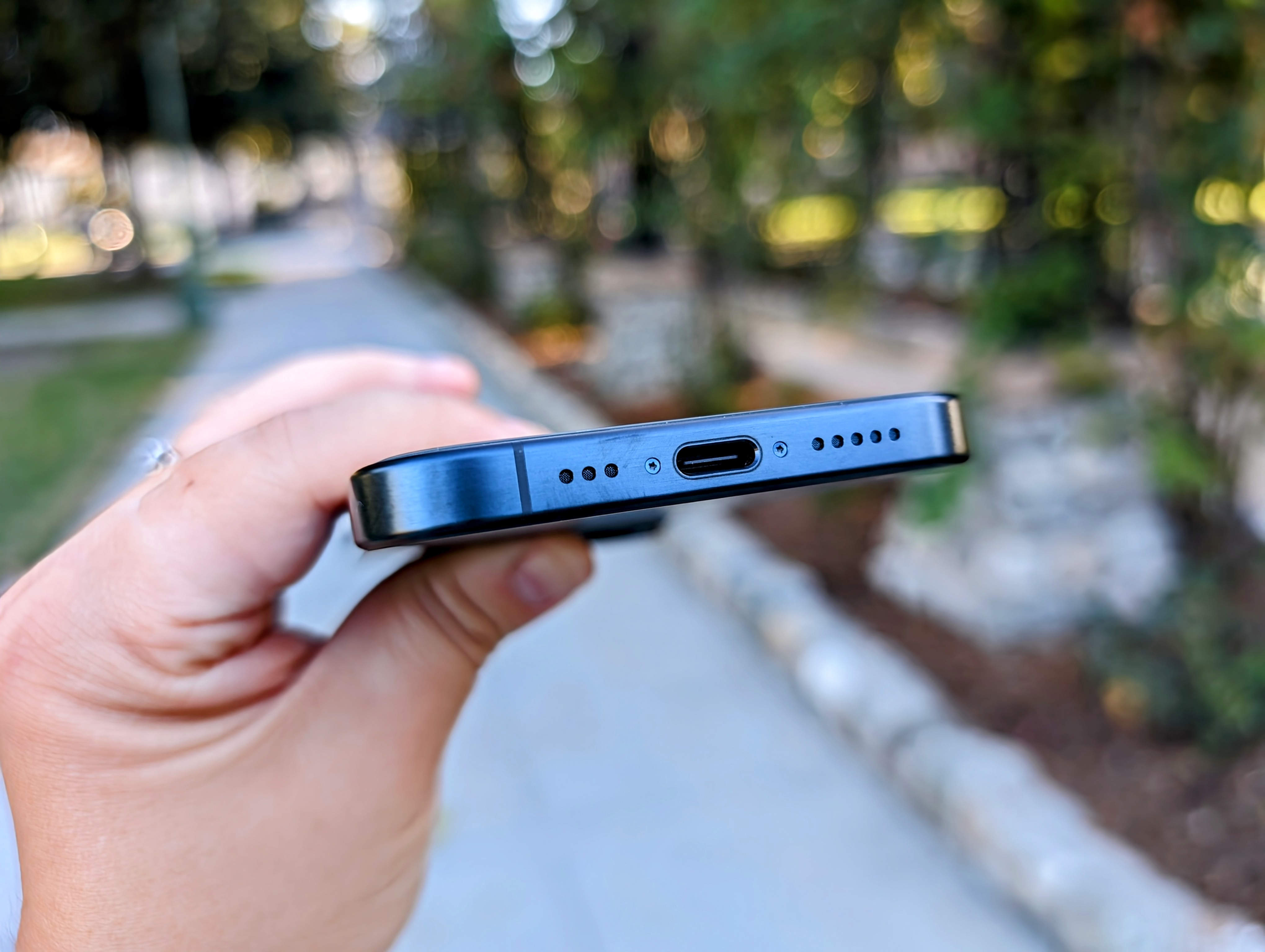 Blaues Titan-iPhone 15 Pro mit USB-C-Anschluss.
