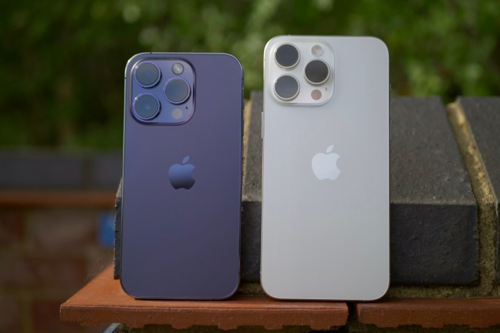 El iPhone 15 Pro Max y el iPhone 14 Pro de Apple vistos desde atrás.