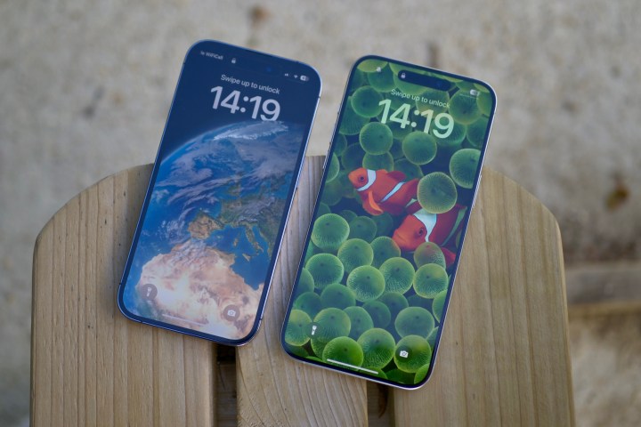 Les Apple iPhone 15 Pro Max et iPhone 14 Pro montrant les écrans.