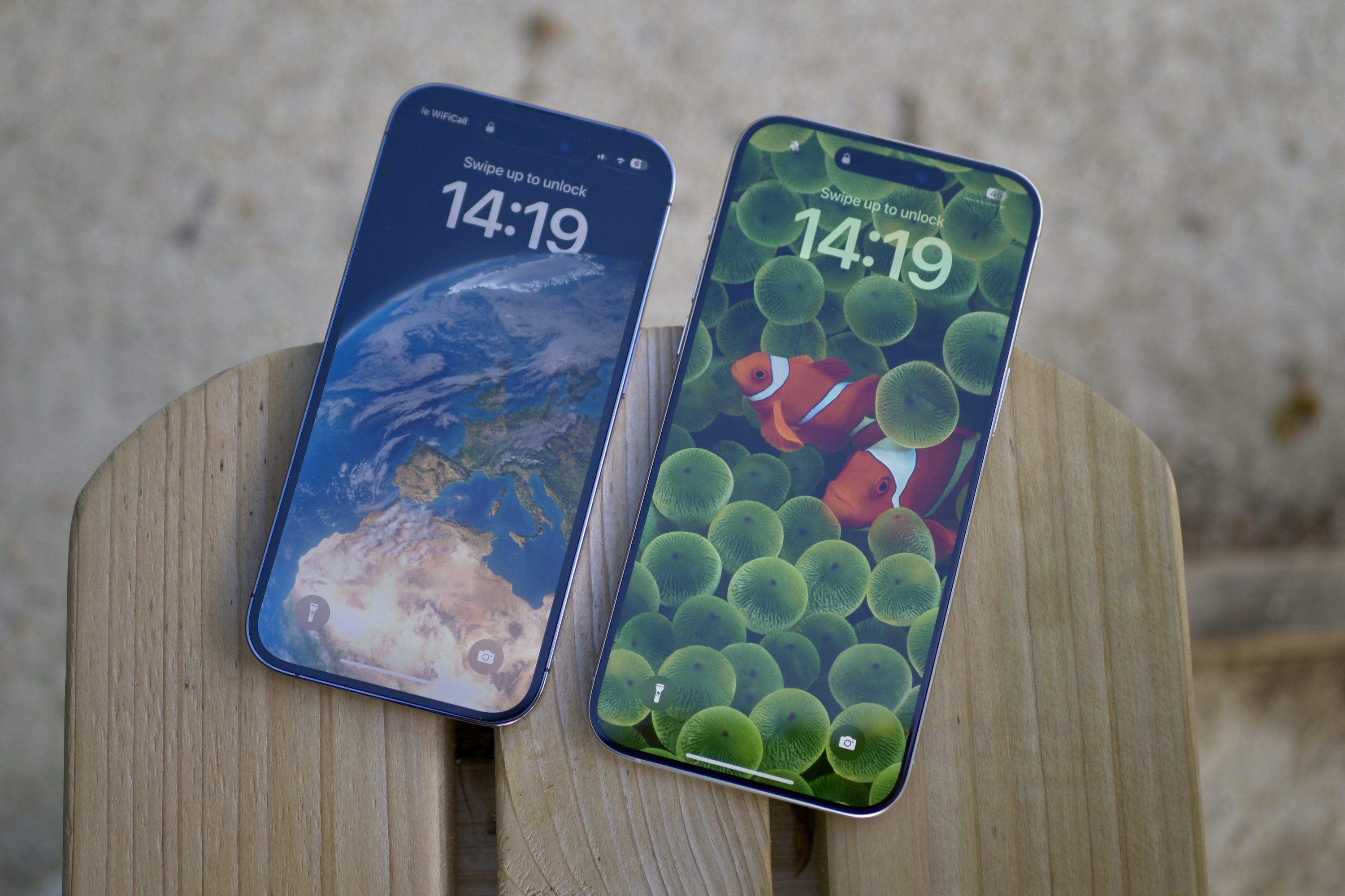 Apple iPhone 15 Pro Max و iPhone 14 Pro صفحه نمایش را نشان می دهند.