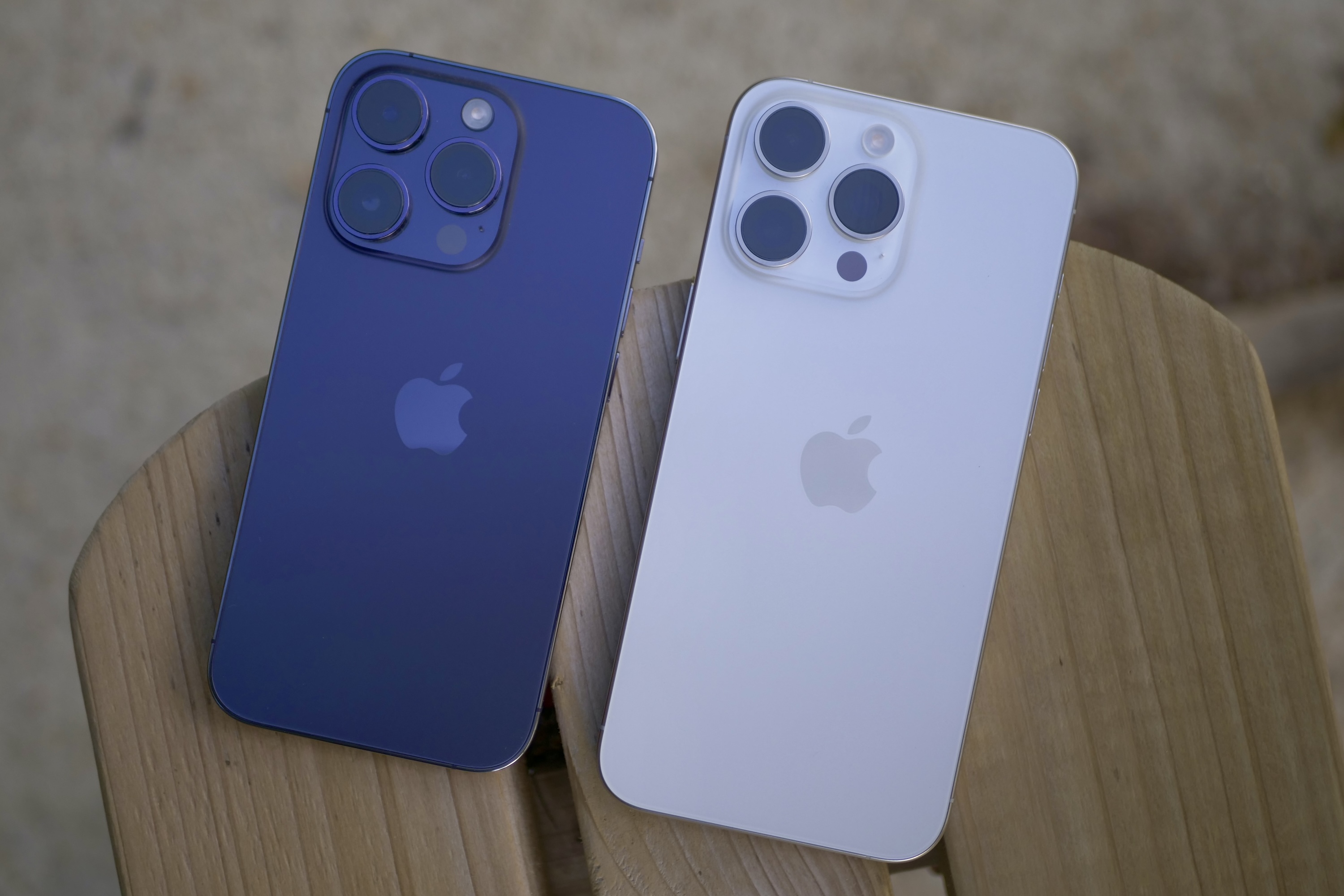 O Apple iPhone 15 Pro Max e o iPhone 14 Pro vistos de trás.