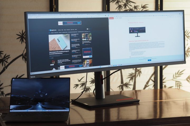 Vista frontale angolata del monitor Lenovo ThinkVision P49w-30 che mostra schermo e supporto.