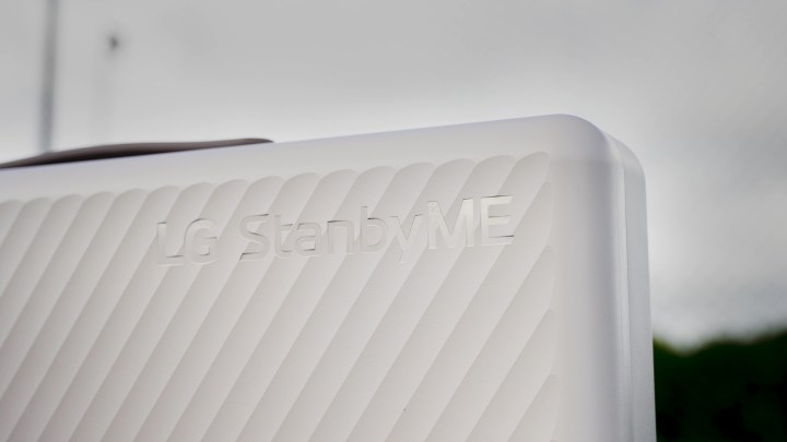 Le coin supérieur et le logo du LG StanbyMe Go.