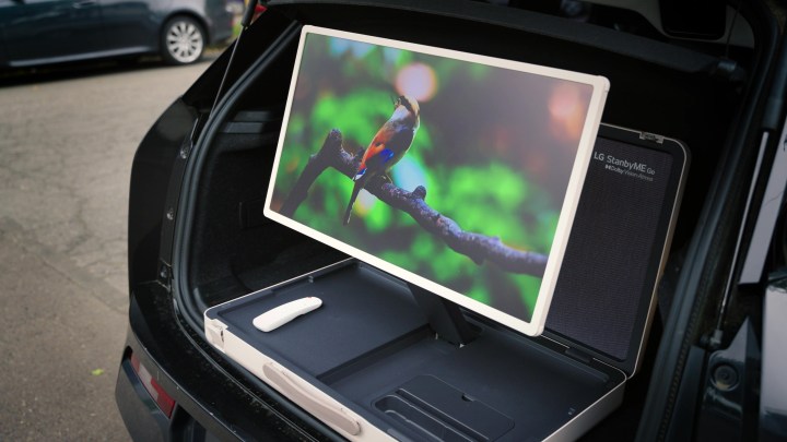 Un LG StanbyMe Go installé dans le coffre d’une voiture.