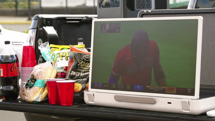 Un téléviseur porte-documents LG StanbyMe Go montrant un match de baseball pendant le talonnage.