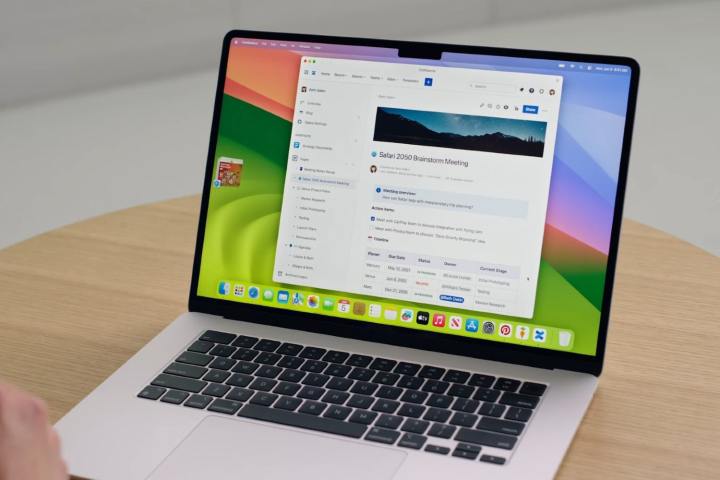 Un MacBook Pro con macOS Sonoma alla Worldwide Developers Conference (WWDC) di Apple nel giugno 2023.