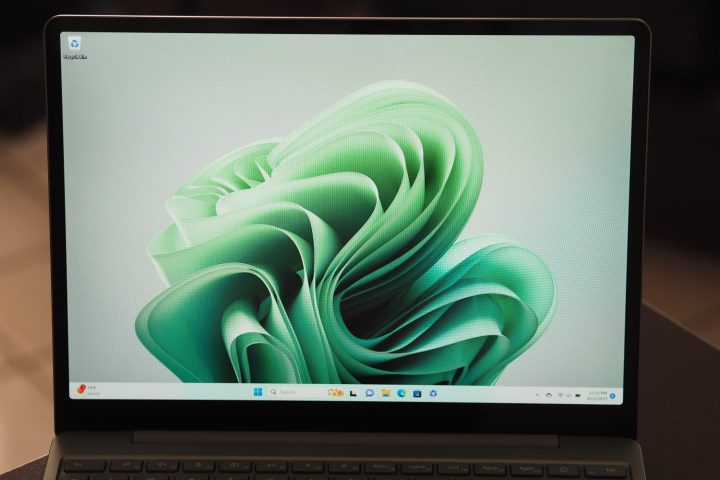 Vista frontale di Microsoft Surface Laptop Go 3 che mostra il display.