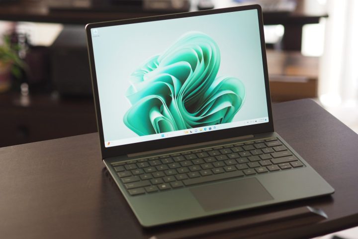Vista frontale inclinata di Microsoft Surface Laptop Go 3 che mostra display e tastiera.