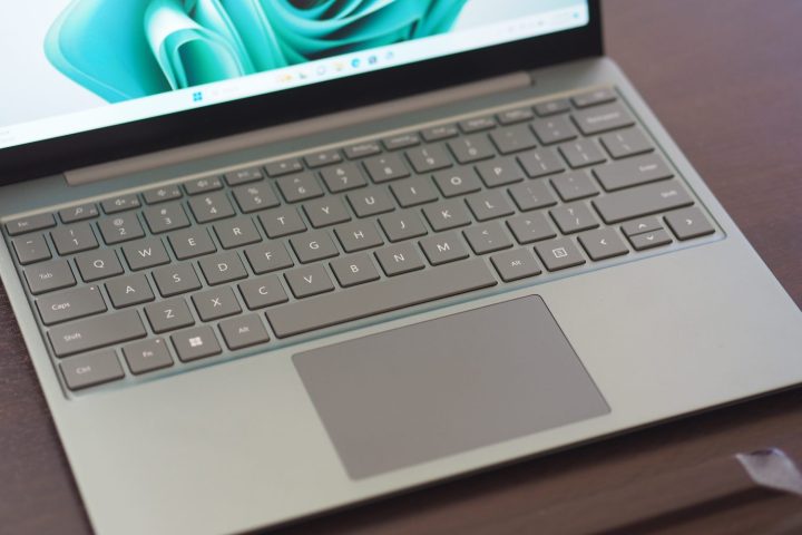 Vista dall'alto verso il basso di Microsoft Surface Laptop Go 3 che mostra tastiera e touchpad.
