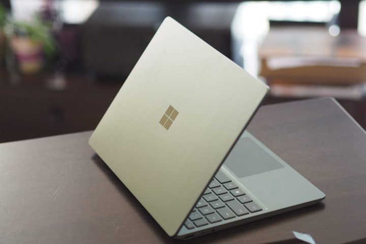 Vue arrière du Microsoft Surface Laptop Go 3 montrant le couvercle et le logo.