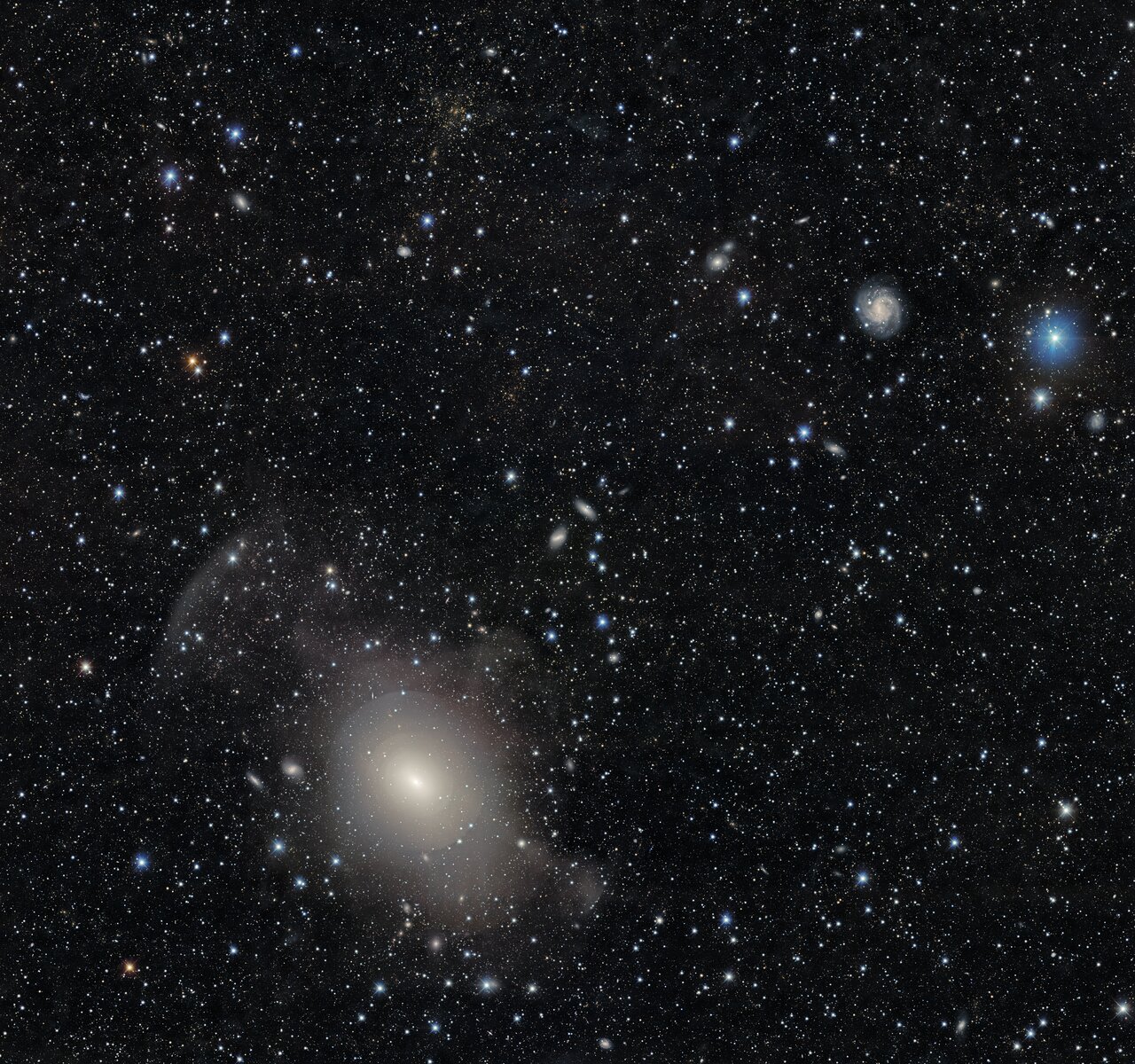 Камера Dark Energy запечатлела слоистую галактику