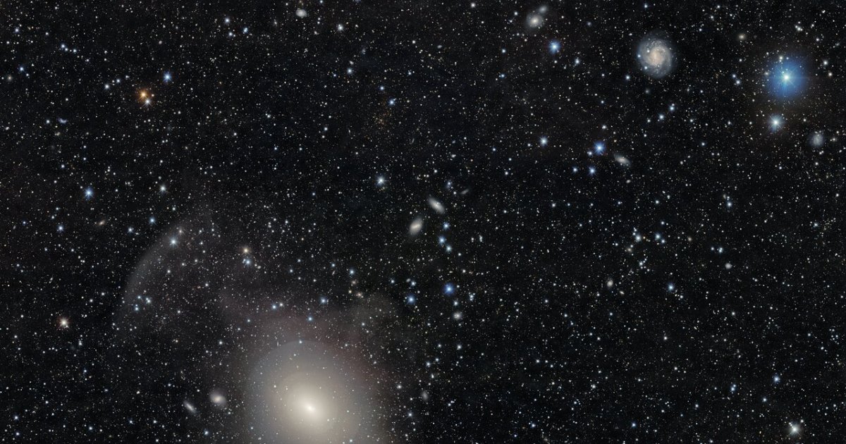 Галактика со слоями, похожими на луковицу, сияет на изображении DECam…