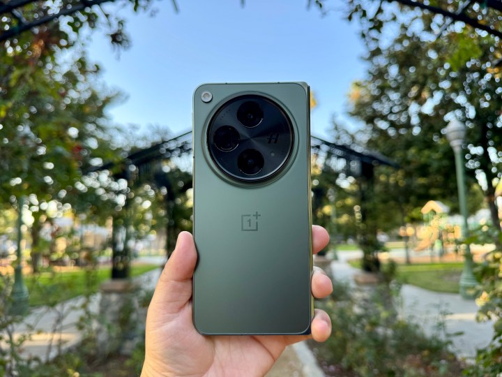 oneplus open review emerald dusk hand