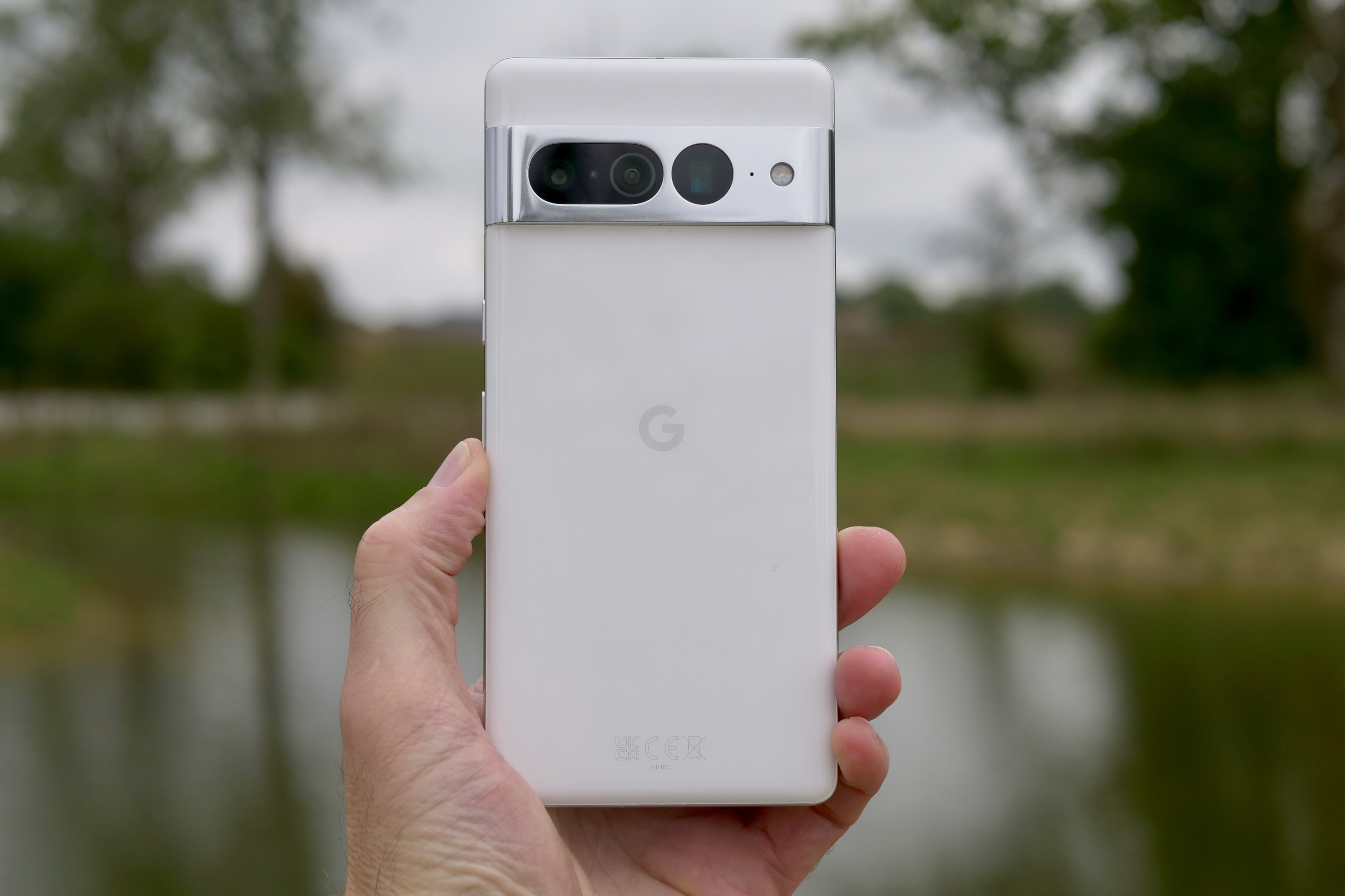Человек, держащий Google Pixel  7 Proпоказывая заднюю часть телефона.