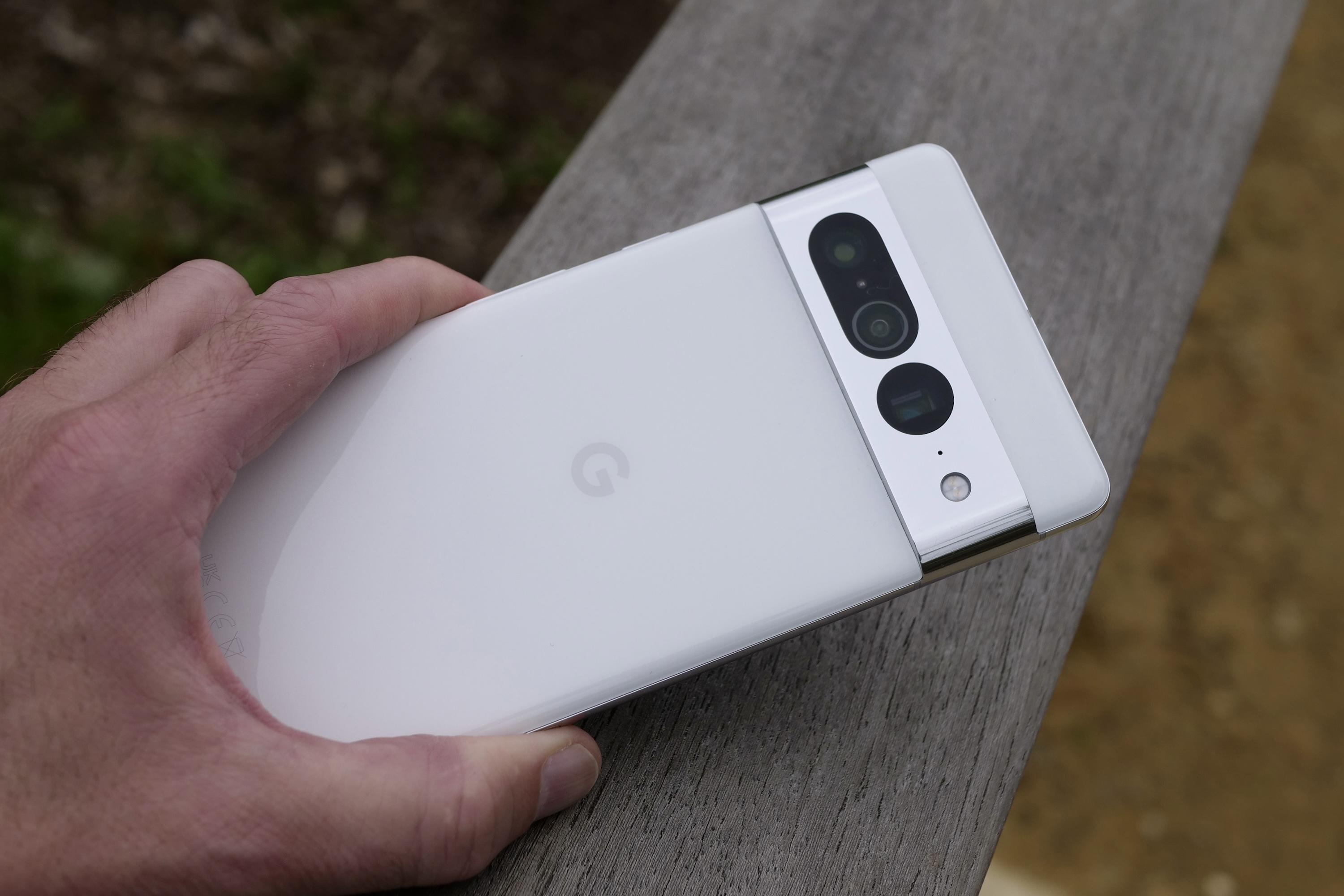 Человек, держащий Google Pixel  7 Proпоказывая заднюю часть телефона.