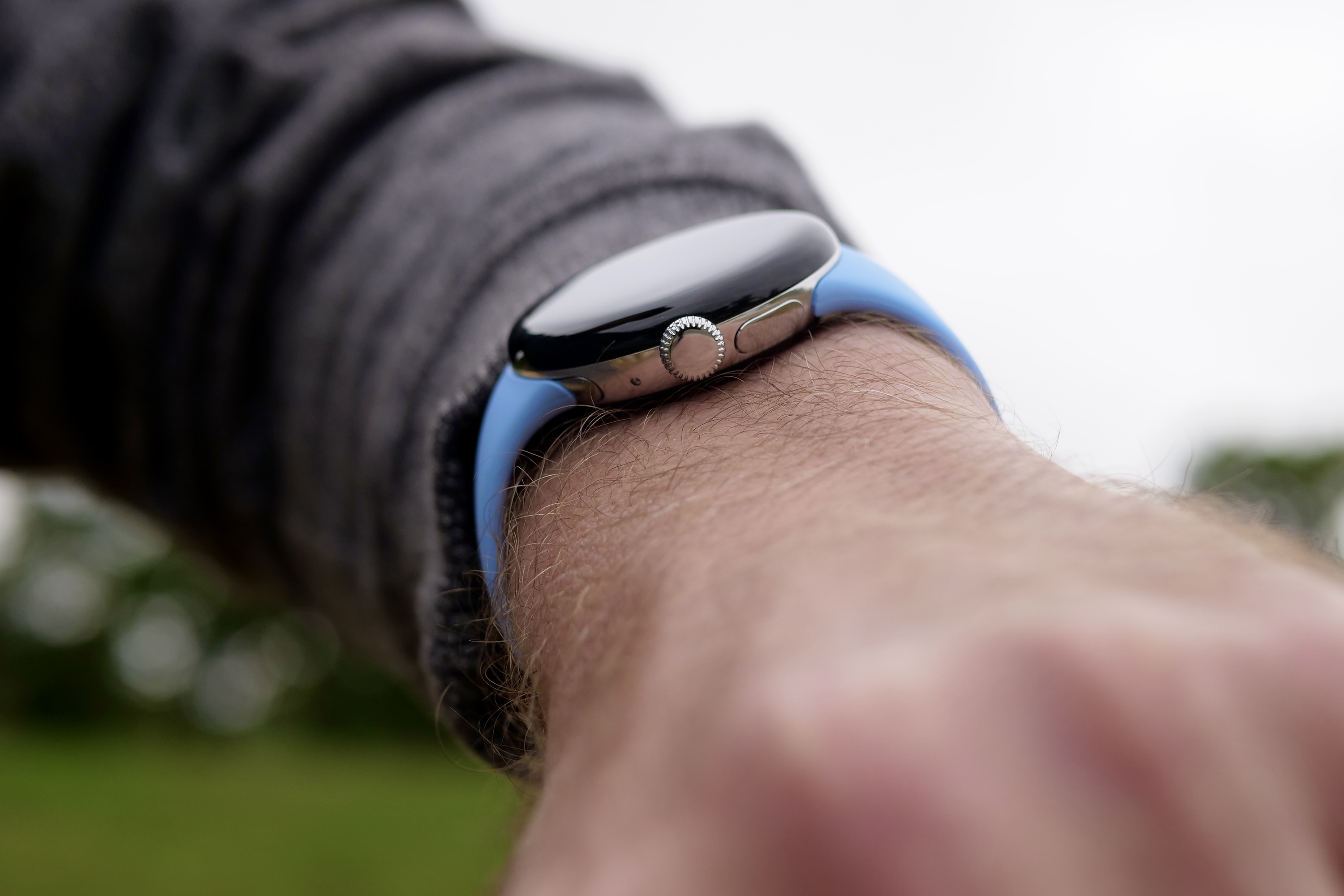 Google Pixel Watch 2 का किनारा, एक व्यक्ति की कलाई पर।