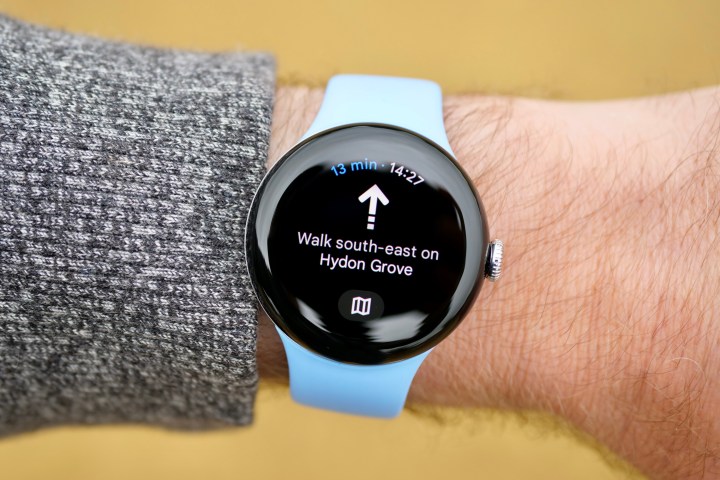 Google Pixel Watch 2 पर Google मानचित्र नेविगेशन स्क्रीन।