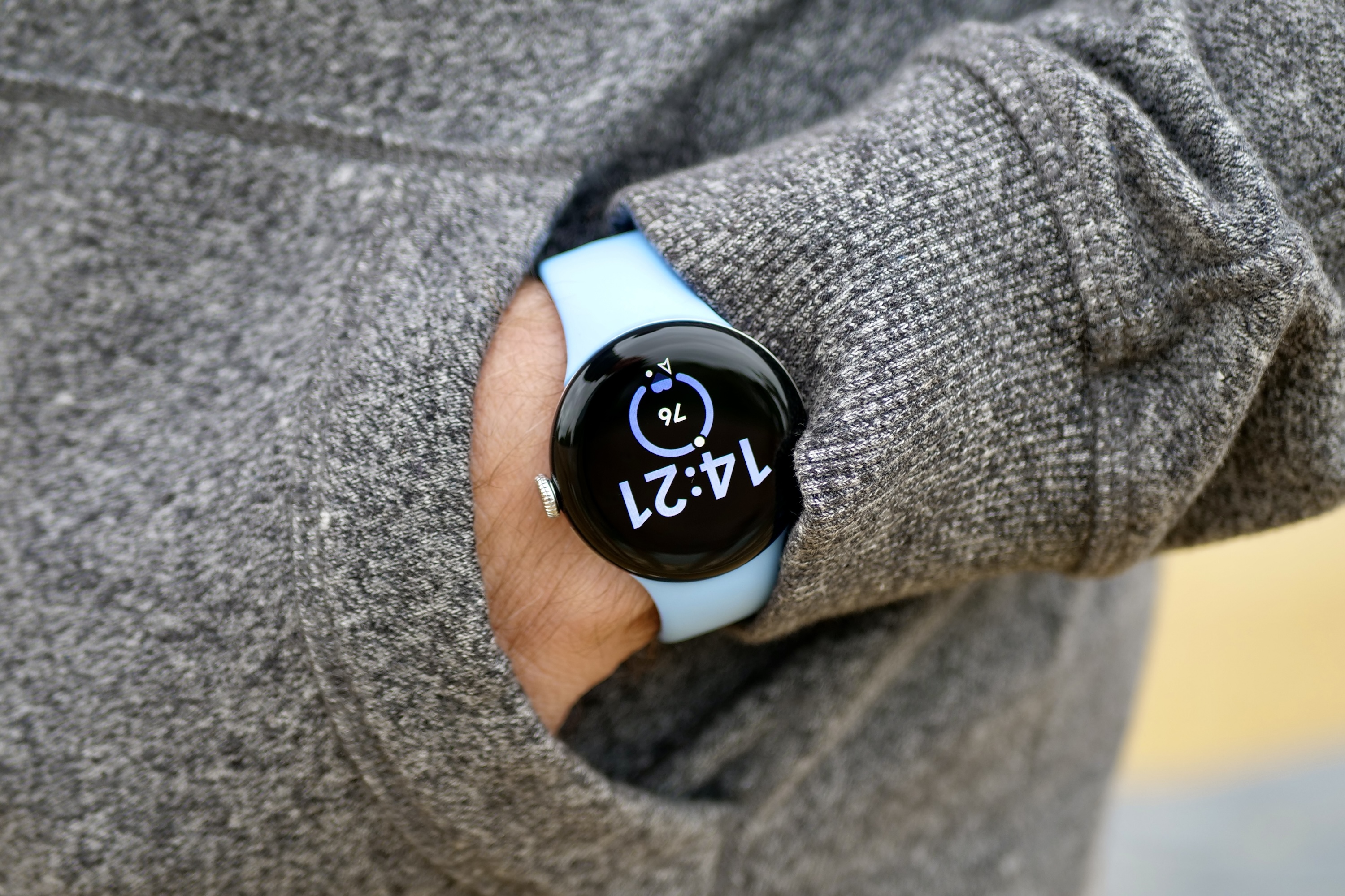 Google Pixel Watch 2 पहनने वाला एक व्यक्ति.