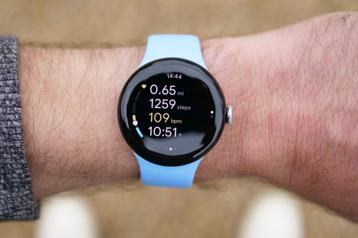 Google Pixel Watch 2 पर मुख्य वर्कआउट स्क्रीन।