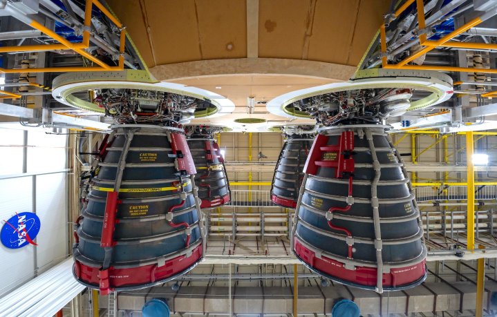 Cuatro motores RS-25 conectados a la etapa central del cohete lunar SLS de la NASA.
