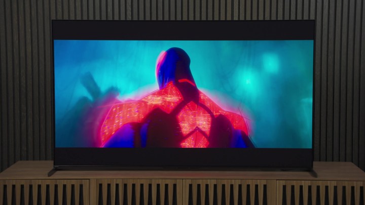 Une scène de Across the Spider-Verse présentée sur un Sony A95L QD-OLED.