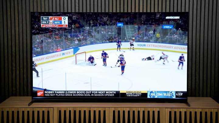 Un match de hockey diffusé sur un Sony A95L QD-OLED.