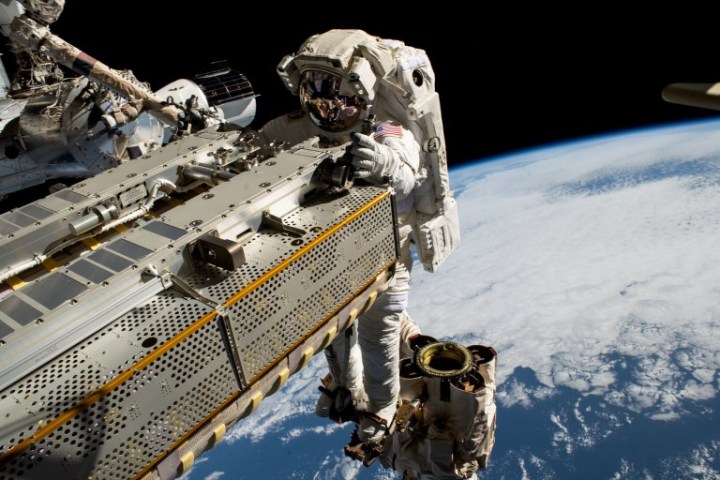 (9 de junio de 2023) — El astronauta de la NASA e ingeniero de vuelo de la Expedición 68, Woody Hoburg, monta el brazo robótico Canadarm2 mientras maniobra un panel solar desplegable hacia la estructura de armazón de la Estación Espacial Internacional a 257 millas sobre el Océano Pacífico. En la parte trasera, se encuentra el vehículo de tripulación Dragon de SpaceX que se acopló al puerto delantero del módulo Harmony el 3 de marzo con cuatro miembros de la tripulación de SpaceX Crew-6.