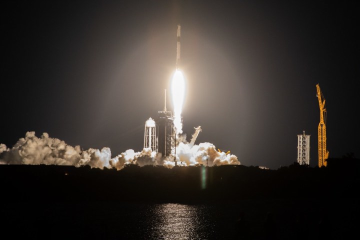 La fusée SpaceX Falcon 9 transportant la capsule Dragon s’envole après avoir décollé du complexe de lancement 39A du Kennedy Space Center de la NASA en Floride le 14 juillet 2022, dans le cadre de la 25e mission de services de réapprovisionnement commercial de l’agence vers la Station spatiale internationale. Le décollage a eu lieu à 20h44. EDT. Dragon livrera à la station spatiale plus de 5 800 livres de fret, comprenant diverses enquêtes de la NASA. Le vaisseau spatial devrait passer environ un mois attaché à l’avant-poste en orbite avant de revenir sur Terre avec des recherches et une cargaison de retour, s’amerrant au large des côtes de Floride.
