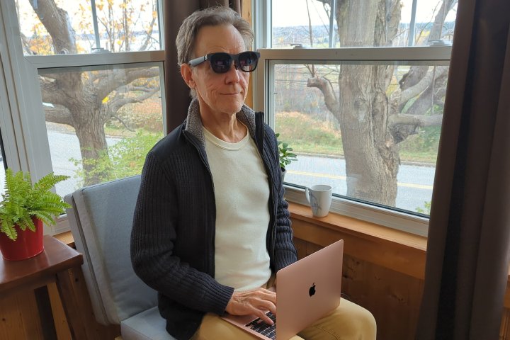 Алан Трули использует Xreal Air 2 с MacBook.