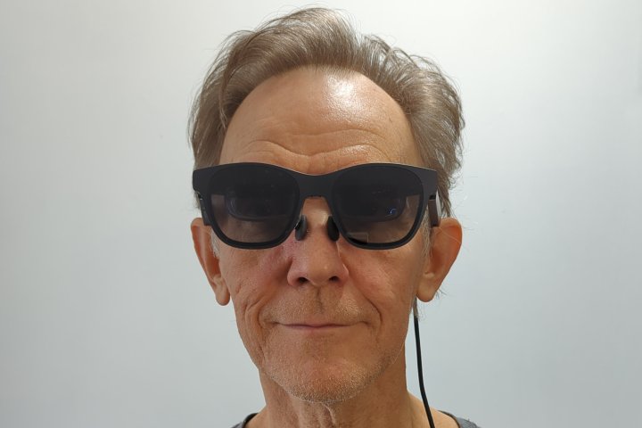 Алан Трули носит умные очки Xreal Air 2.